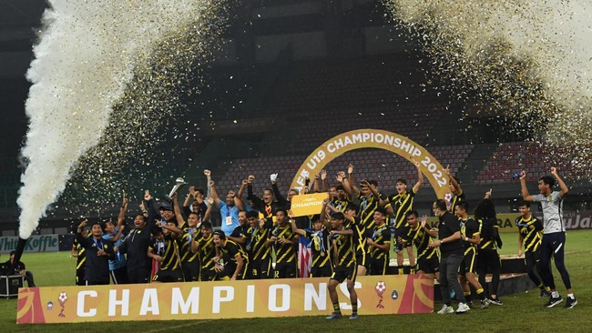 Indonesia paling banyak menjadi tuan rumah Piala AFF di 2022 meski tidak semua turnamen dapat uang dari AFF. Mengapa PSSI masih tetap mau?