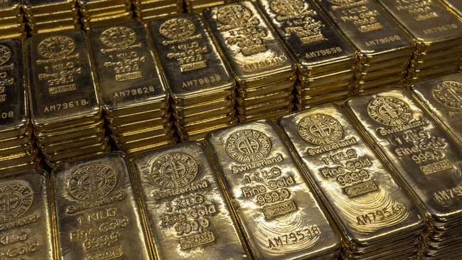 Bank Sentral Ukraina telah menjual cadangan emas senilai US$12,4 miliar atau setara dengan Rp185,78 triliun.