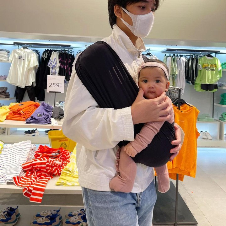 <p>Meski sudah beranjak dewasa, sebagai anak laki-laki satu-satunya Bevan tak segan membantu momong adik bungsunya, Nakeya. Dalam foto tersebut Bevan tengah menggendong Nakeya saat berada di mall. (Foto: Instagram @riafinola)</p>