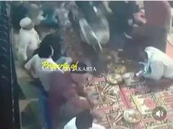 Waduh! Motor Nyelonong ke Acara Tahlilan di Jaksel, Lindas Sajian Makanan