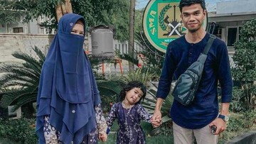 BEKALI PENGETAHUAN, TANAMKAN IMAN, DAN PERCAYAKAN PADA ALLAH