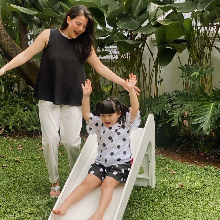 <p>Nah, kalau ini potret saat Alice Norin menemani Alita bermain. Alita tampak sangat bergembira. (Foto: Instagram @alicenorin)</p>