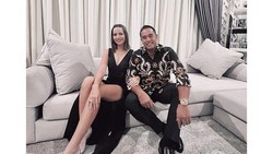 img-title 7 Foto Nia Ramadhani Tampil Berani Pamer Paha Mulus Jadi Sorotan