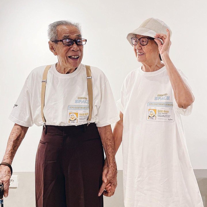 <p>Di berbagai kesempatan, terlihat Opa dan Oma Bagio bergandengan tangan, nih. Duh, bikin iri ya, Bunda. (Foto: Instagram: @opaomabagio)</p>