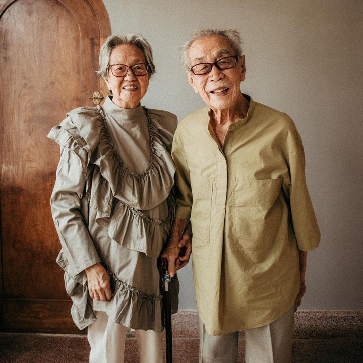 <p>Bagaimana tidak, keduanya bak couple goals karena terlihat kompak di usia senjanya. Bunda pun pasti senyam-senyum melihat kemesraan Opa dan Oma Bagio, kan? (Foto: Instagram: @opaomabagio)</p>