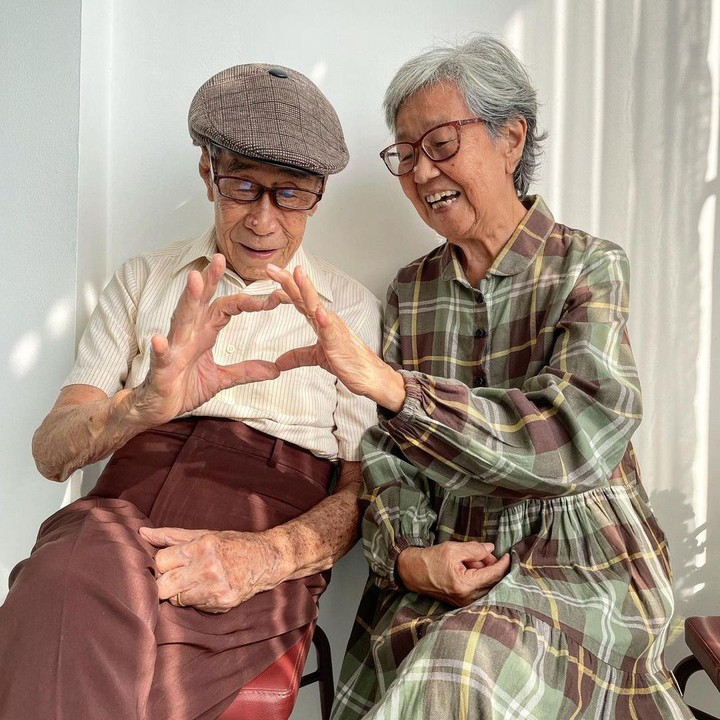 <p>Ingin seperti anak muda, Opa dan Oma Bagio turut mencoba membuat lambang 'hati' menggunakan jari tangannya. Meskipun gagal, momen ini justru membuat hati netizen meleleh, Bun. (Foto: Instagram: @opaomabagio)</p>