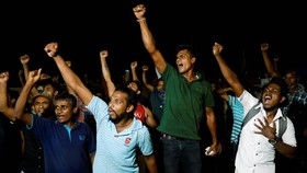 FOTO: Sorak Gembira Warga Sri Lanka Rayakan Presiden Mundur