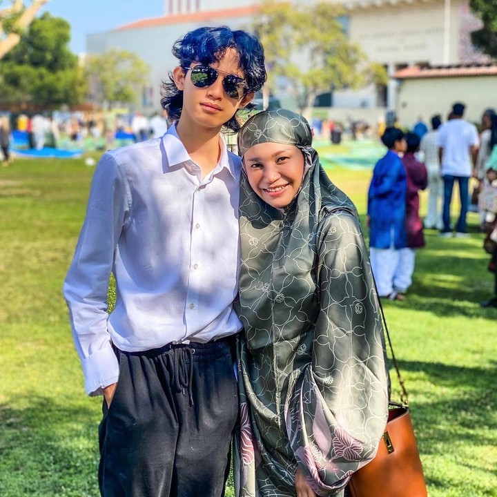 <p>Rossa dan Rizky juga diketahui merayakan Hari Raya Idul Adha di sana, Bunda. Keduanya menjalankan salat Id di California. "Maaf lahir bathin <em>guys</em>. Salam idul adha buat semua," tulis Rossa, dikutip dari akun @itsrossa910.(Foto: Instagram @itsrossa910)<br /><br /><br /></p>