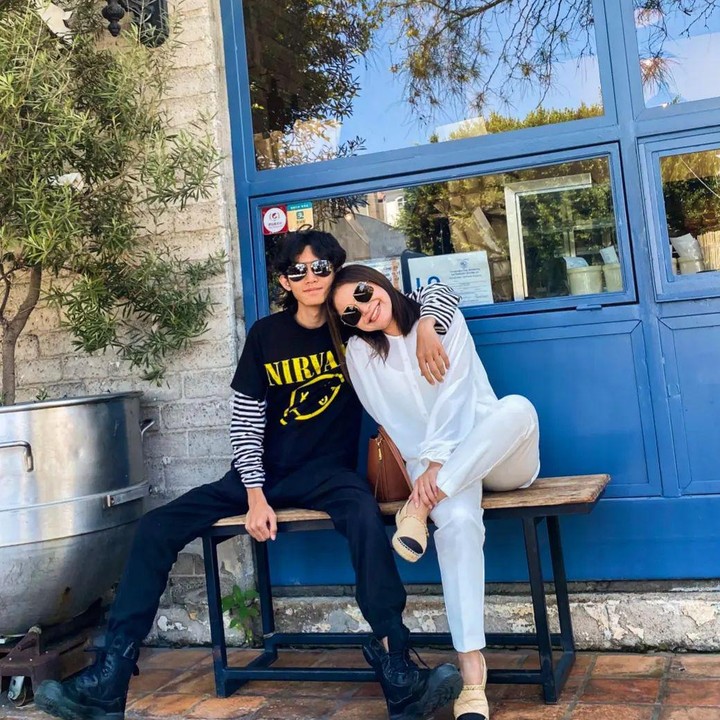 <p>Selama di AS, Rossa dan Rizky jalan-jalan ke banyak tempat menarik. Keduanya juga tak lupa mengabadikan momen seperti potret berikut. (Foto: Instagram @itsrossa910)<br /><br /><br /></p>