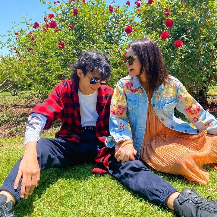 <p>Enggak hanya itu, dalam potret-potret lainnya, Rossa dan Rizky juga terlihat kompak. Bagaimana menurut Bunda? (Foto: Instagram @itsrossa910)<br /><br /><br /></p>