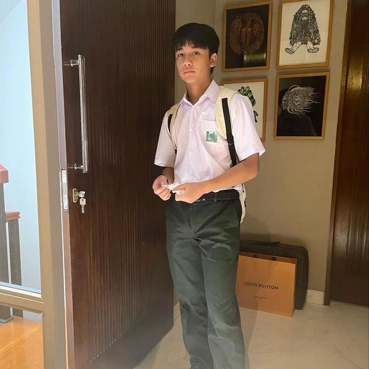 <p>Sekarang Bevan resmi berseragam putih abu-abu. “Kembali ke sekolah dan sekarang sudah jadi anak SMA,” tulis Nola pada unggahan Instagramnya. (Foto: Instagram @riafinola)</p>