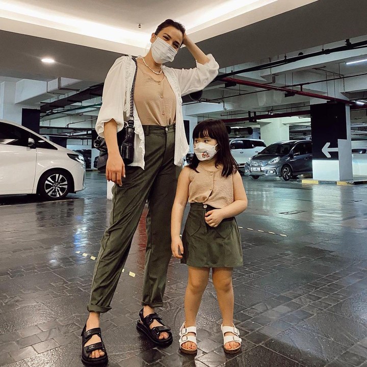 <p>Tak hanya pakai baju kembar bersama sang adik, Alita juga seringkali kompak memakai <em>outfit</em> senada dengan ibundanya. Alice dan Alita sering membuat konten video bersama. (Foto: Instagram @alicenorin)</p>