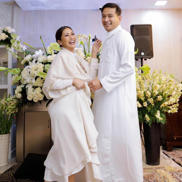 <p>Dalam <em>caption</em>, Tata mengungkapkan banyak hal. Ini termasuk soal kekurangan yang dimiliki oleh masing-masing di antara mereka. (Foto: Instagram @tatajaneetaofficial)<br /><br /><br /></p>