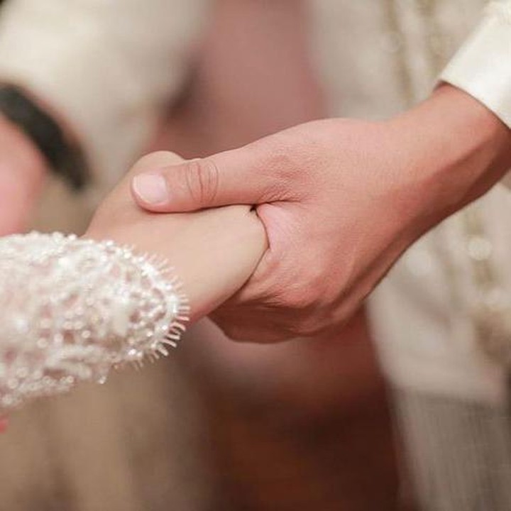 <p>Sebagai istri, Tata Janeeta menunjukkan bentuk dukungannya pada sang suami. Baru-baru ini, Tata mengunggah potret tangannya bersama Raden Brotoseno. (Foto: Instagram @tatajaneetaofficial)<br /><br /><br /></p>