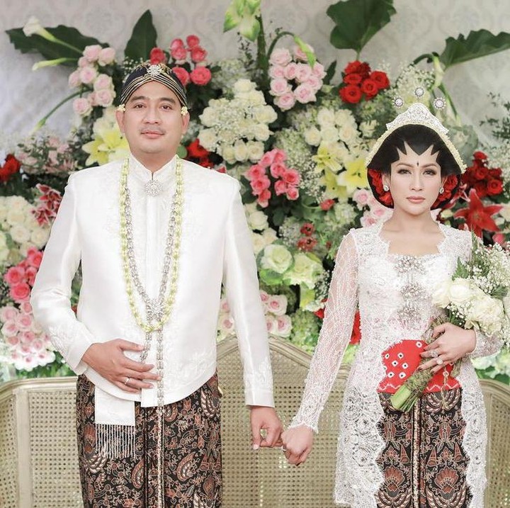 <p>Pasangan yang menikah pada 10 Oktober 2020 lalu ini tampak saling menguatkan, Bunda. Tata juga memberi ucapan dukungan pada sang suami. Ia berharap agar pasangannya tersebut bisa menjadi pribadi lebih baik di masa depan. "Teguhkan hati untuk menjadi pribadi yang lebih baik ke depan dan tetaplah jadi suami dan ayah terbaik untuk aku dan anak-anak," katanya. (Foto: Instagram @tatajaneetaofficial)</p>