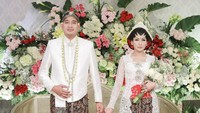 <p>Tata Janeeta memberikan dukungan pada sang suami, AKBP Brotoseno yang baru saja dipecat oleh kepolisian Republik Indonesia, Bunda. (Foto: Instagram @tatajaneetaofficial)</p>