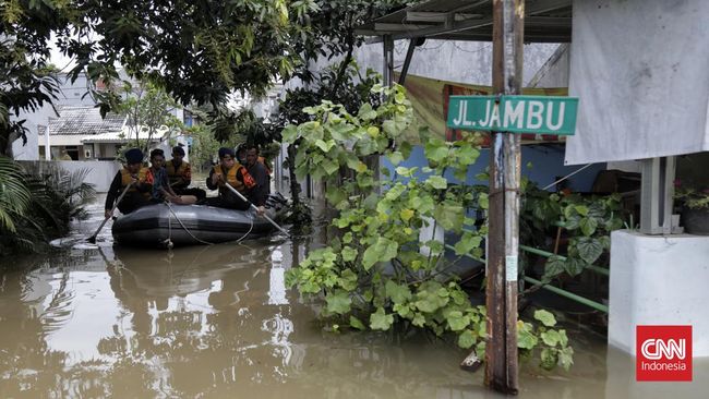 PLN sempat memadamkan 40 gardu listrik di wilayah Kota Tangerang dan Tangerang Selatan imbas hujan deras hingga menyebabkan banjir.
