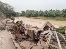 Diduga Karena Tergenang Banjir, 2 Ruko di Gunung Putri Bogor Ambruk