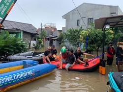 Tingginya Air Banjir di Tangerang Hampir Bikin Rumah Warga Tenggelam