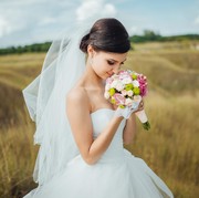 4 Kiat Efektif Menghemat Budget Beli Gaun Pengantin, Hemat Tapi Tetap Terlihat Mewah dan Anggun!
