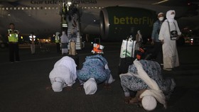 FOTO: Jemaah Haji Kloter Pertama Tiba di Tanah Air