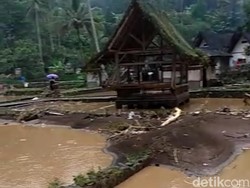 Video Kampung Naga Tasikmalaya Dihantam Banjir Bandang