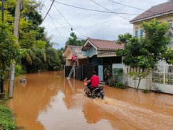 Luapan Kali Angke Mulai Masuk ke Perumahan di Tangsel