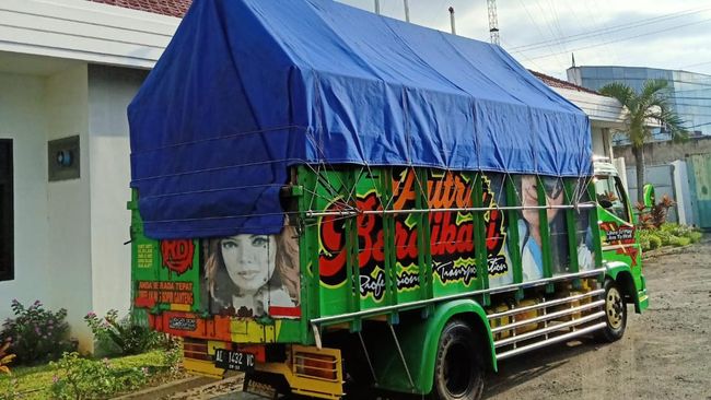 Bagi para sopir, lukisan truk bukan hanya hiasan tetapi juga hiburan sampai pesan juga identitas.