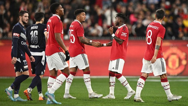 Penerbangan Manchester United ke Perth dalam tur pramusim di Australia mengalami penundaan gara-gara pesawat militer.