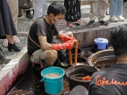 Melihat Proses Pewarnaan Alami Tenun Batak, Ciptakan 32 Warna