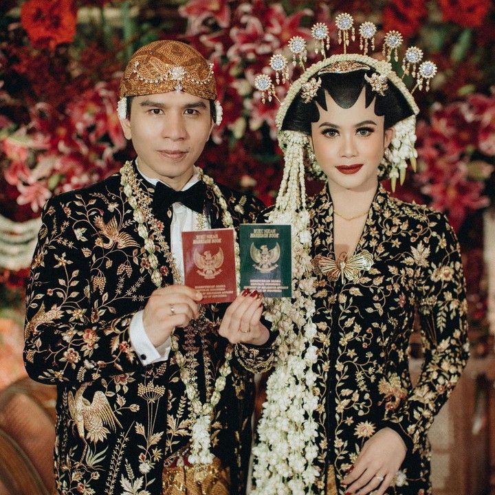 <p>Muhammad Irfan atau yang akrab disapa Ifan Govinda telah menikah dengan seorang wanita cantik bernama Clarine Dieta pada Desember 2021, Bunda. Clarine sendiri ternyata merupakan seorang politisi, lho. (Foto: Instagram: @muhammadirfan)</p>