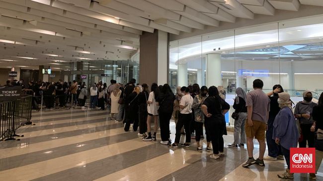 Secara tertib, para High Skool yang sudah memiliki nomor kursi masing-masing bergantian masuk ke area konser di The Kasablanka Hall, Jakarta.