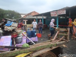 Lapak di Pantai Depok Rusak Kena Gelombang Pasang, DPRD Usul Relokasi
