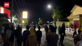 VIDEO: Bubarkan Tawuran di Maluku, Polisi Kena Panah di Kepala