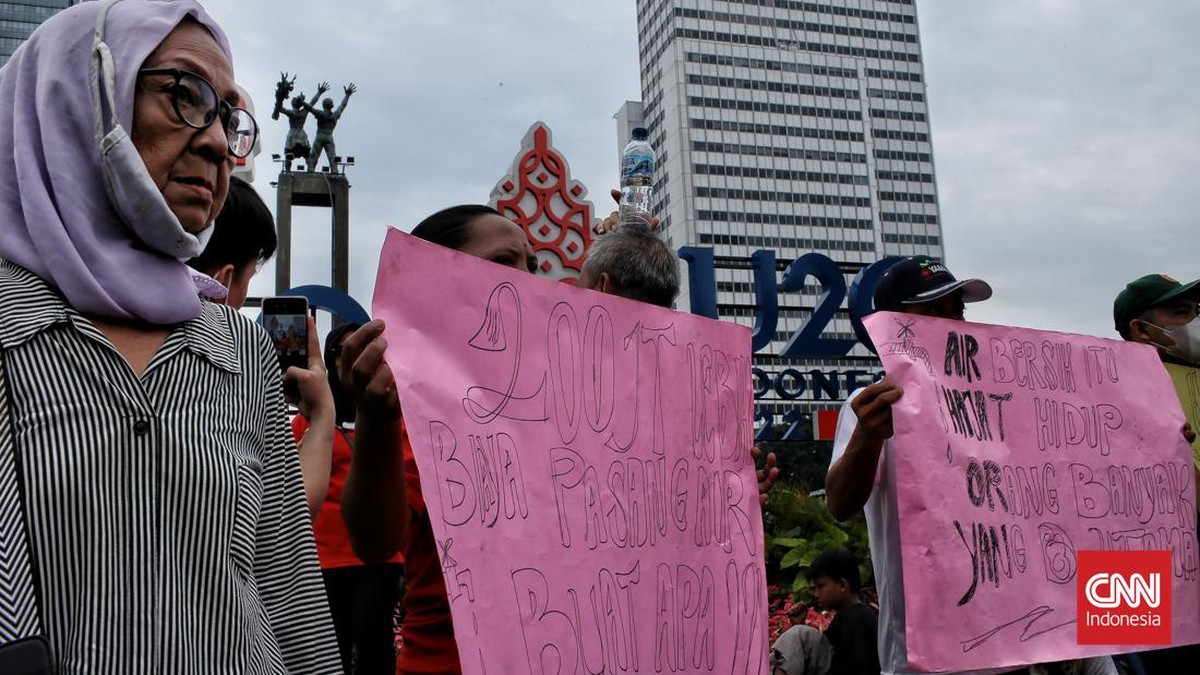 FOTO: Aksi Warga Muara Baru Tuntut Air Bersih