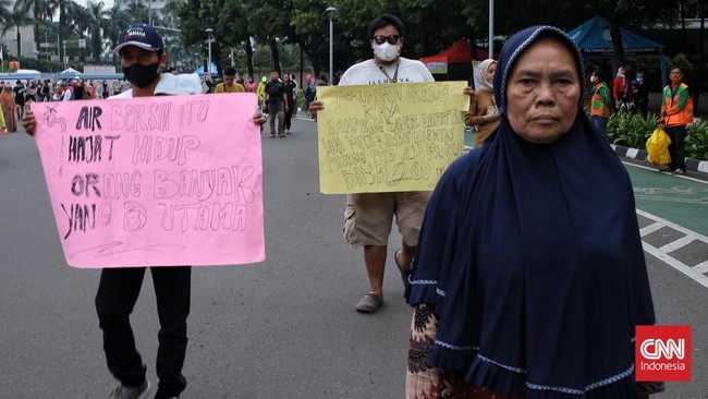 FOTO: Aksi Warga Muara Baru Tuntut Air Bersih