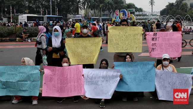 Warga Jakarta Utara menuntut Pemprov DKI menyediakan air bersih yang murah bagi semua kalangan.