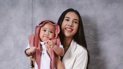 img-title 7 Potret Anya Geraldine Momong Rayyanza Si 'Pangeran Arab' Gemoy!