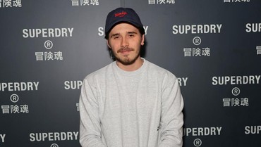 Pamer Isi Lemari Pakaian Sambil Berbagi Gaya Fashion, Brooklyn Beckham Dicibir