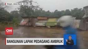 VIDEO: Detik-detik Lapak Warung dan Kios Ambruk ke Sungai