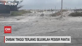 VIDEO: Dilanda Banjir, Bangunan Lapak Dan Kios Ambruk