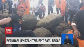 VIDEO: Evakuasi Jenazah Terjepit Batu Besar
