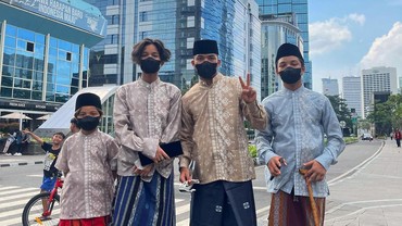 img-title Gen Halilintar Tampil Kece Pakai Sarung di Citayam Fashion Week