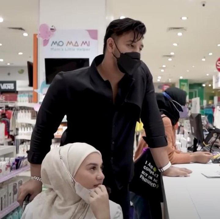 <p>Begitu barang dihitung, Ammar Zoni sampai kaget mendengar jumlah harga keperluan bayinya. Mereka menghabiskan Rp90 juta. Rupanya, Irish Bella mengaku ia beli keperluan bayi serba baru, tak ada barang lungsuran dari baby Air. (Foto: YouTube AishTV)</p>