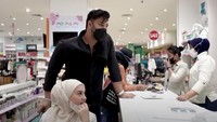 <p>Begitu barang dihitung, Ammar Zoni sampai kaget mendengar jumlah harga keperluan bayinya. Mereka menghabiskan Rp90 juta. Rupanya, Irish Bella mengaku ia beli keperluan bayi serba baru, tak ada barang lungsuran dari baby Air. (Foto: YouTube AishTV)</p>