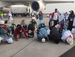 Kloter Pertama Debarkasi Surabaya Tiba di Juanda, Jemaah Haji Sujud Syukur