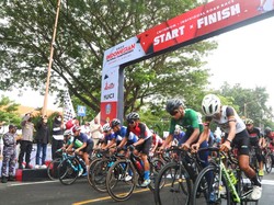 Hari Ke-2 Kejurnas INC 2022, Bupati Ipuk Lepas Pembalap di Nomor Criterium