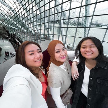 Meski Beda Ayah, Nathalie Holscher Tak Pernah Tinggalkan Kedua Adiknya