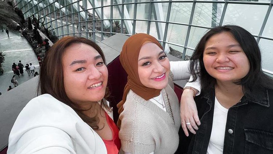 Nathalie Holscher dan adik-adiknya
