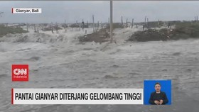 VIDEO: Pantai Gianyar Diterjang Gelombang Tinggi